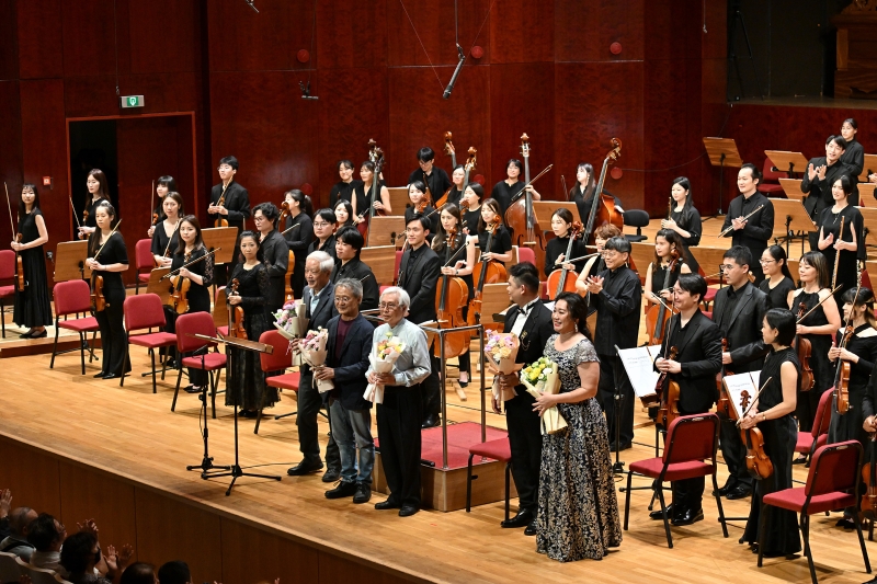 新藝術室內管弦樂團 Ars Nova Chamber & Sinfonietta Orchestra 「2024新藝術德奧樂派巡禮與國人作品- 系列音樂會III」演出照片:世界首演委創編曲作品,大獲觀眾讚賞與好評。作曲家、詩人與獨唱家接受獻花。與樂團一同接受觀眾喝采